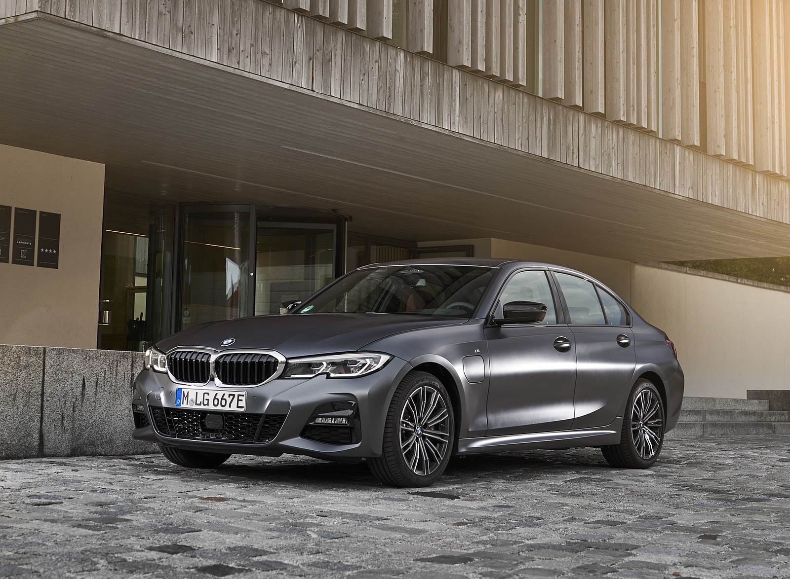 2020 BMW 330e Plug-in Hybrid Front Three-Quarter Wallpapers #51 of 96
