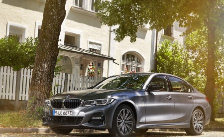 2020 BMW 330e Plug-in Hybrid Front Three-Quarter Wallpapers 450x275 (43)