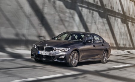 2020 BMW 330e Plug-in Hybrid Front Three-Quarter Wallpapers 450x275 (29)