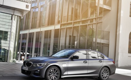 2020 BMW 330e Plug-in Hybrid Front Three-Quarter Wallpapers 450x275 (24)