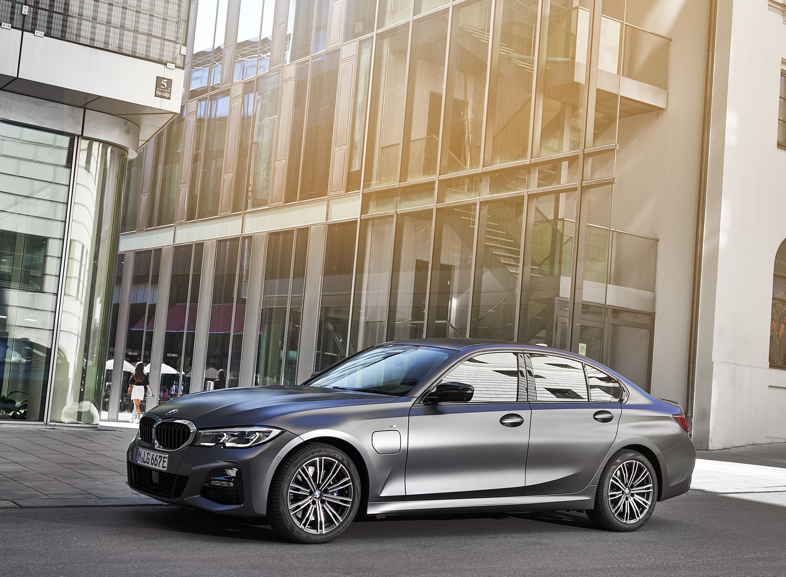2020 BMW 330e Plug-in Hybrid Front Three-Quarter Wallpapers #24 of 96