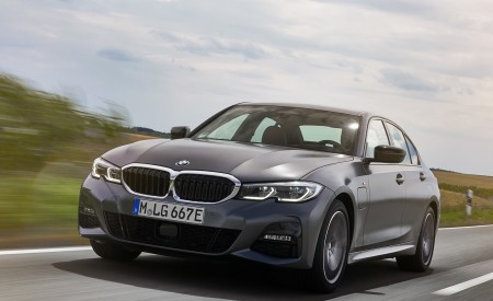 2020 BMW 330e Plug-in Hybrid Front Three-Quarter Wallpapers 450x275 (3)