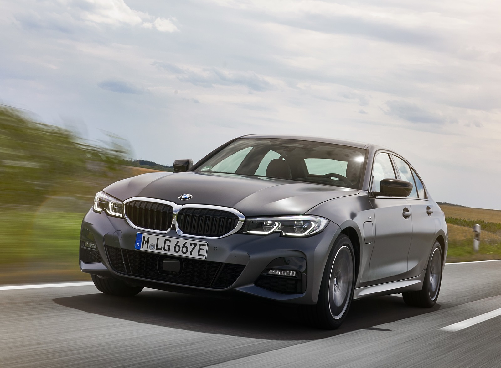 2020 BMW 330e Plug-in Hybrid Front Three-Quarter Wallpapers #3 of 96