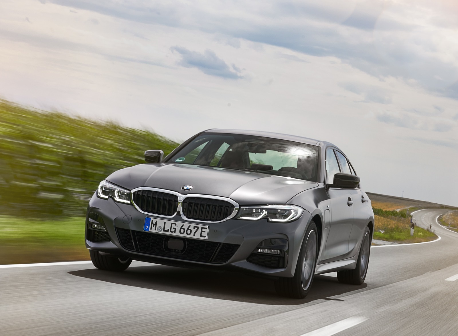 2020 BMW 330e Plug-in Hybrid Front Wallpapers (9)