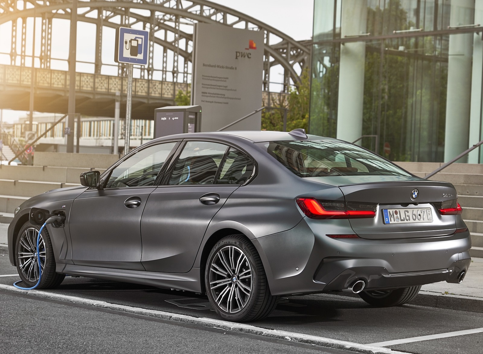 2020 BMW 330e Plug-in Hybrid Rear Three-Quarter Wallpapers NewCarCars