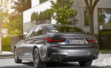 2020 BMW 330e Plug-in Hybrid Rear Three-Quarter Wallpapers 450x275 (48)