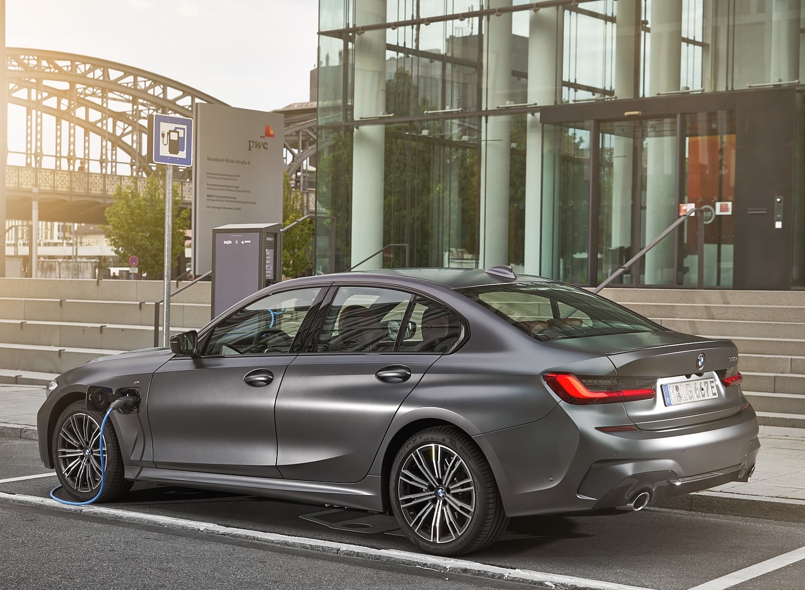 2020 BMW 330e Plug-in Hybrid Rear Three-Quarter Wallpapers #54 of 96