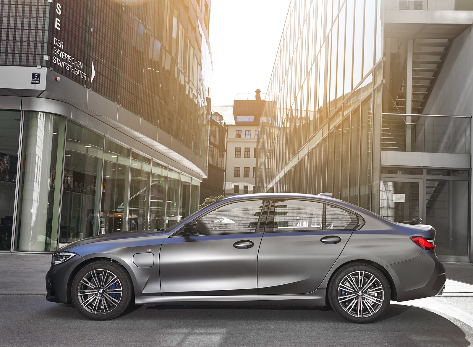 2020 BMW 330e Plug-in Hybrid Side Wallpapers #37 of 96