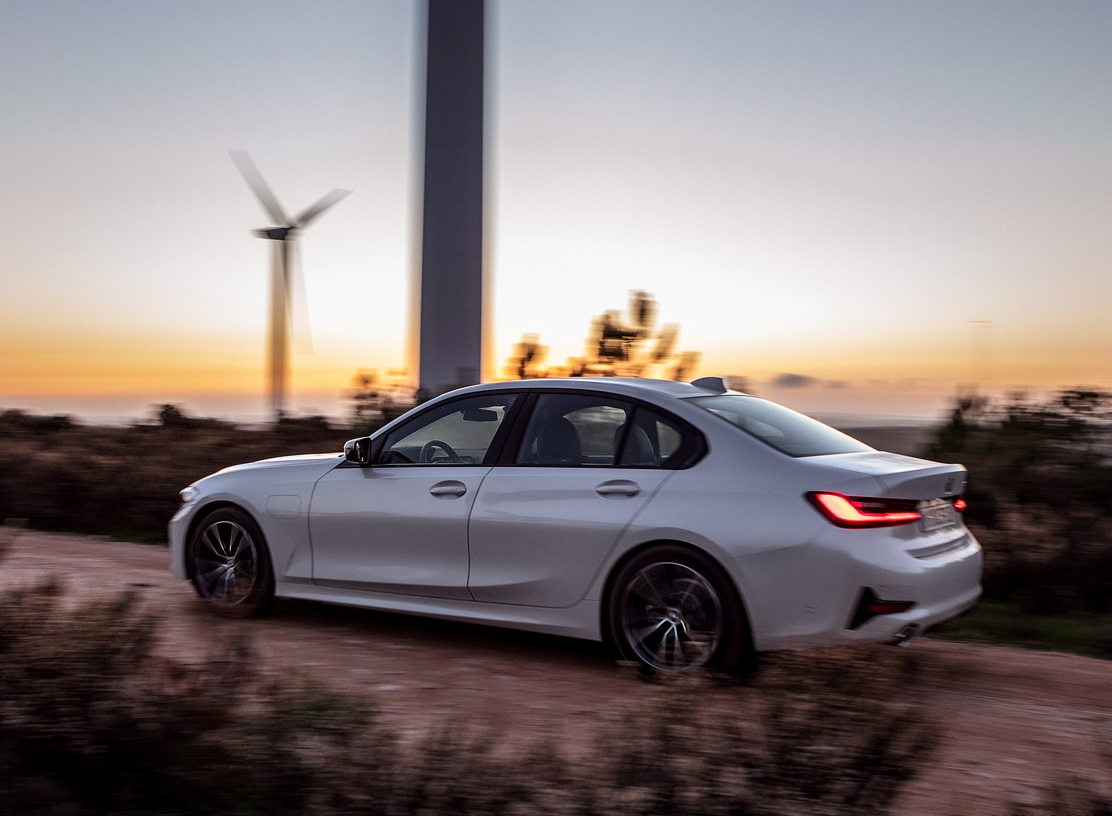 2020 BMW 330e Plug-in Hybrid Side Wallpapers #90 of 96