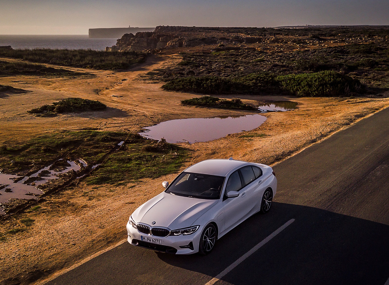 2020 BMW 330e Plug-in Hybrid Top Wallpapers #91 of 96