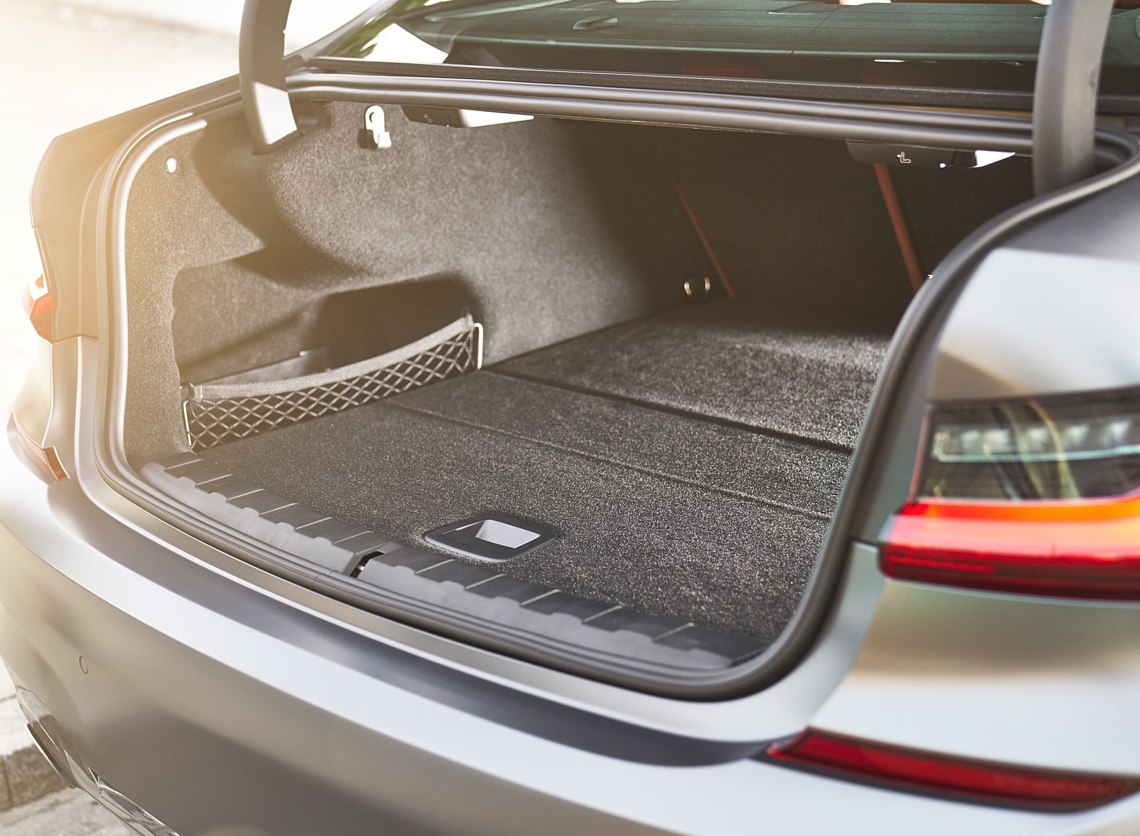 2020 BMW 330e Plug-in Hybrid Trunk Wallpapers #73 of 96