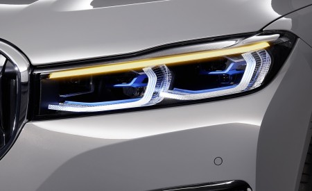 2020 BMW 7-Series 750Li Headlight Wallpapers 450x275 (26)