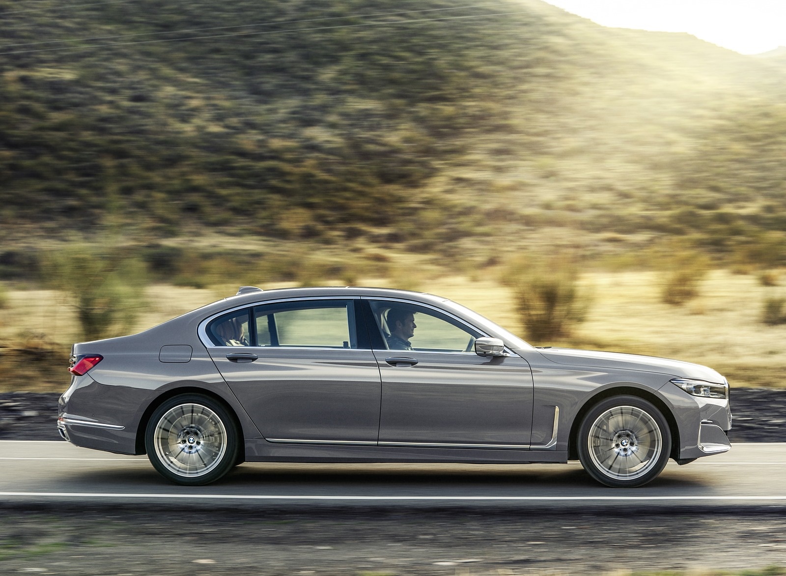 2020 BMW 7-Series 750Li Side Wallpapers (6)