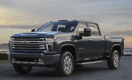 2020 Chevrolet Silverado 2500 HD High Country Front Three-Quarter Wallpapers 450x275 (24)