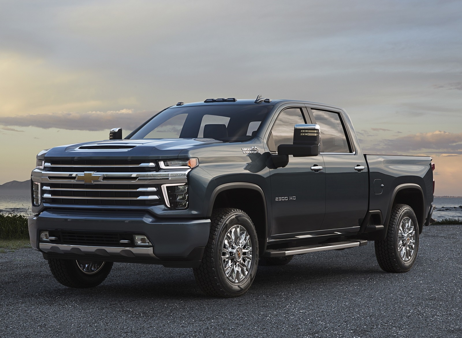 2020 Chevrolet Silverado 2500 HD High Country Front Three-Quarter Wallpapers #24 of 36