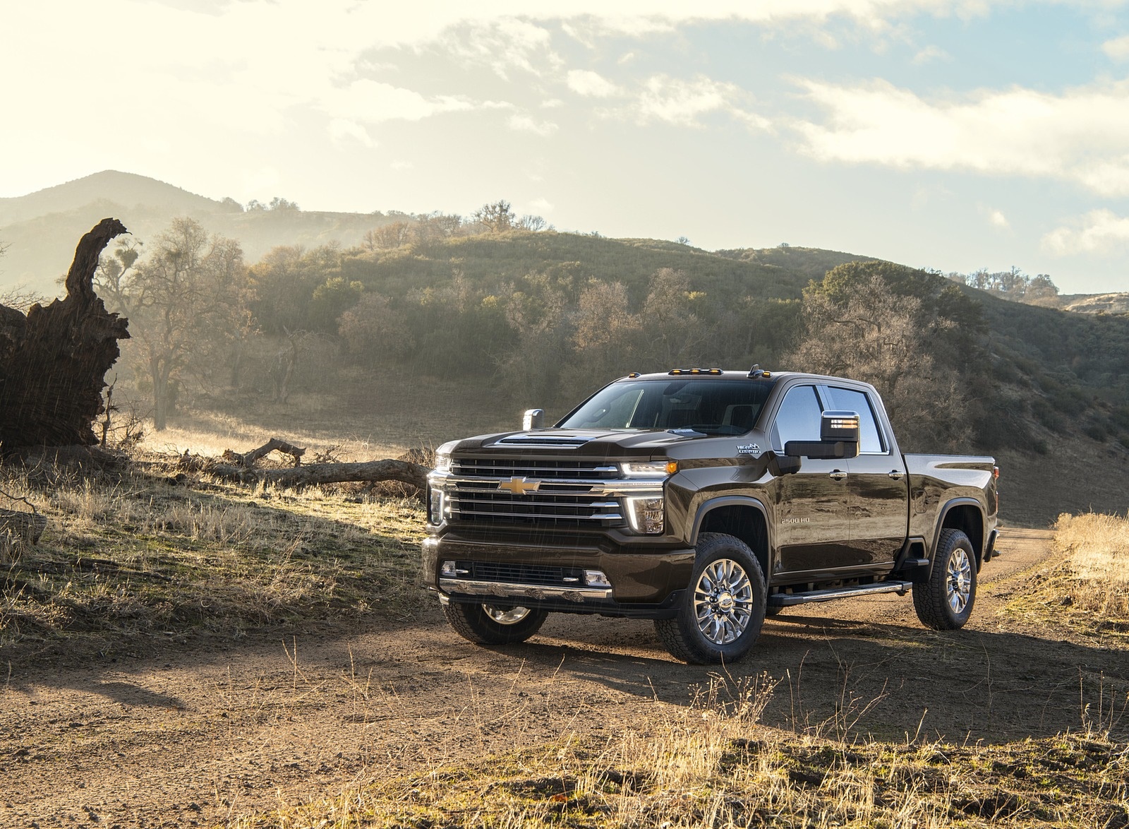 2020 Chevrolet Silverado 2500 HD High Country Front Three-Quarter Wallpapers (5)