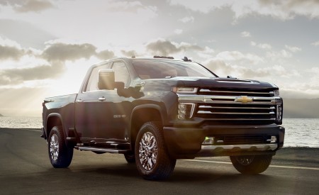 2020 Chevrolet Silverado 2500 HD High Country Front Three-Quarter Wallpapers 450x275 (25)