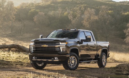 2020 Chevrolet Silverado 2500 HD High Country Front Three-Quarter Wallpapers 450x275 (11)