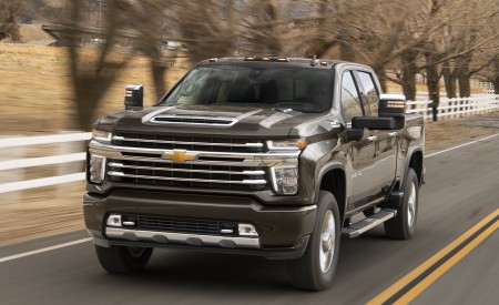 2020 Chevrolet Silverado 2500 HD High Country Front Three-Quarter Wallpapers 450x275 (2)