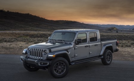 2020 Jeep Gladiator Overland Front Three-Quarter Wallpapers 450x275 (98)