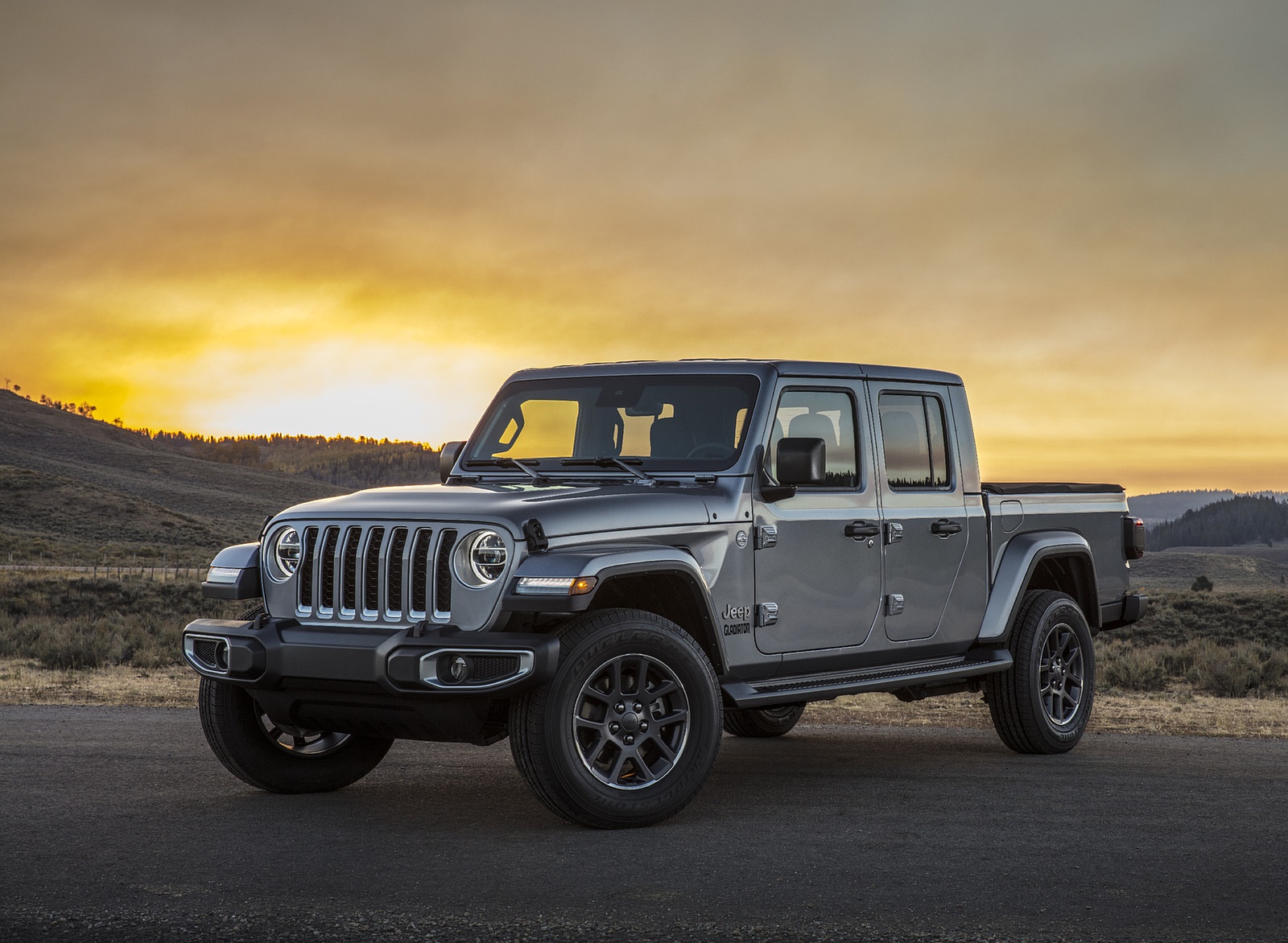 2020 Jeep Gladiator Overland Front Three-Quarter Wallpapers #111 of 125