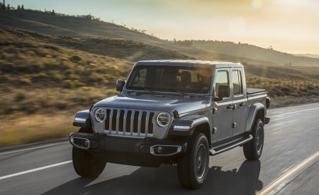 2020 Jeep Gladiator Overland Front Three-Quarter Wallpapers 450x275 (100)