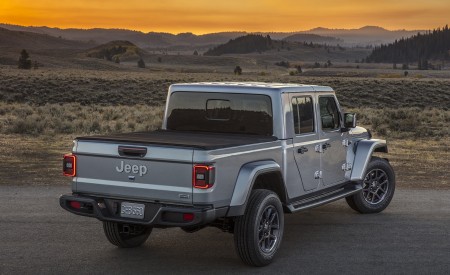2020 Jeep Gladiator Overland Rear Bumper Wallpapers 450x275 (114)