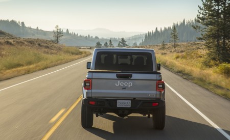 2020 Jeep Gladiator Overland Rear Wallpapers 450x275 (105)