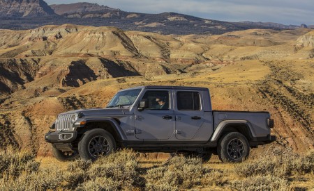 2020 Jeep Gladiator Overland Side Wallpapers 450x275 (123)