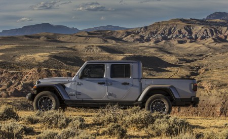 2020 Jeep Gladiator Overland Side Wallpapers 450x275 (124)