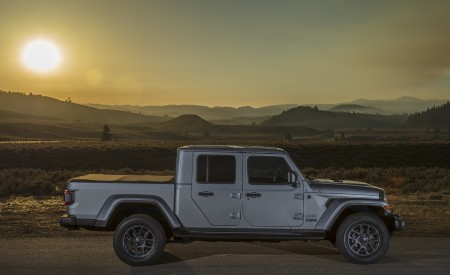 2020 Jeep Gladiator Overland Side Wallpapers 450x275 (119)
