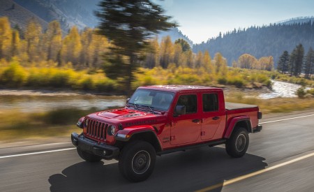2020 Jeep Gladiator Rubicon Front Three-Quarter Wallpapers 450x275 (5)