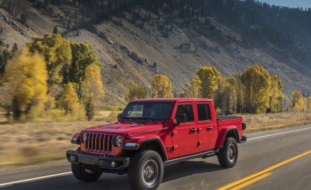2020 Jeep Gladiator Rubicon Front Three-Quarter Wallpapers 450x275 (11)