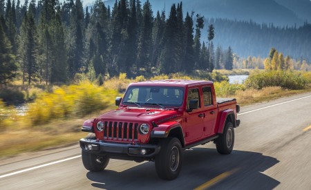 2020 Jeep Gladiator Rubicon Front Three-Quarter Wallpapers 450x275 (6)