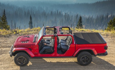2020 Jeep Gladiator Rubicon Side Wallpapers 450x275 (44)