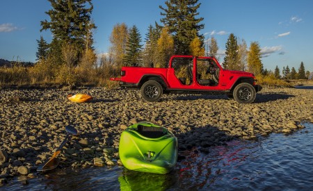 2020 Jeep Gladiator Rubicon Side Wallpapers 450x275 (32)