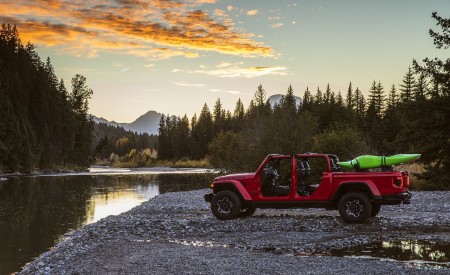 2020 Jeep Gladiator Rubicon Side Wallpapers 450x275 (19)