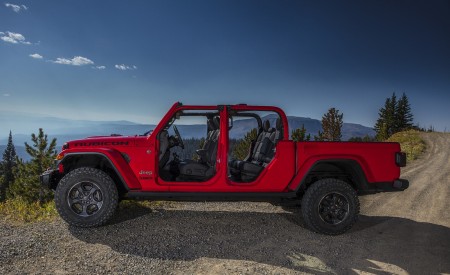 2020 Jeep Gladiator Rubicon Side Wallpapers 450x275 (45)