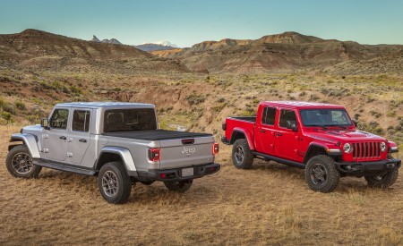 2020 Jeep Gladiator Rubicon and Jeep Gladiator Overland Front Wallpapers 450x275 (76)