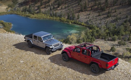 2020 Jeep Gladiator Rubicon and Jeep Gladiator Overland Front Wallpapers 450x275 (77)