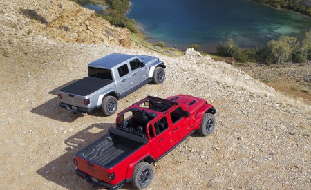 2020 Jeep Gladiator Rubicon and Jeep Gladiator Overland Rear Three-Quarter Wallpapers 450x275 (78)