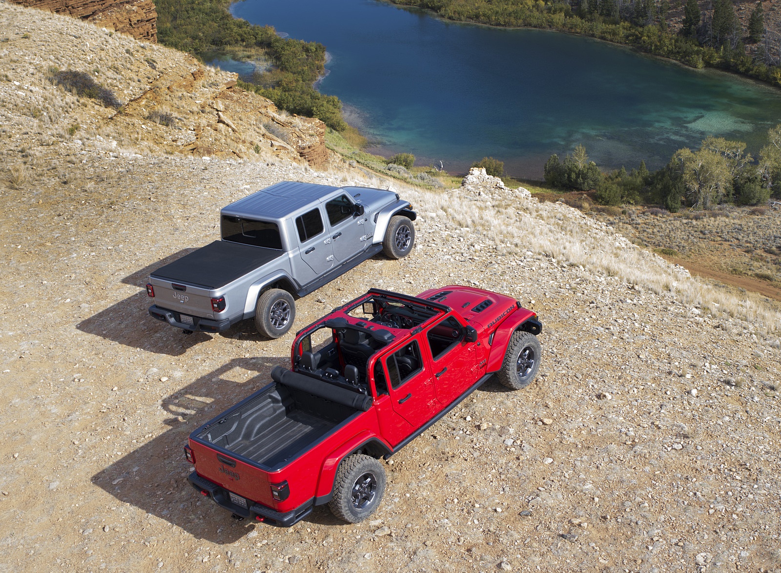 2020 Jeep Gladiator Rubicon and Jeep Gladiator Overland Rear Three-Quarter Wallpapers #78 of 125