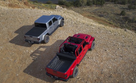 2020 Jeep Gladiator Rubicon and Jeep Gladiator Overland Rear Three-Quarter Wallpapers 450x275 (79)