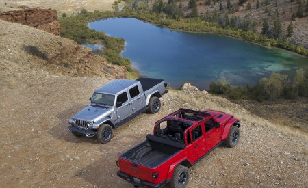 2020 Jeep Gladiator Rubicon and Jeep Gladiator Overland Side Wallpapers 450x275 (80)