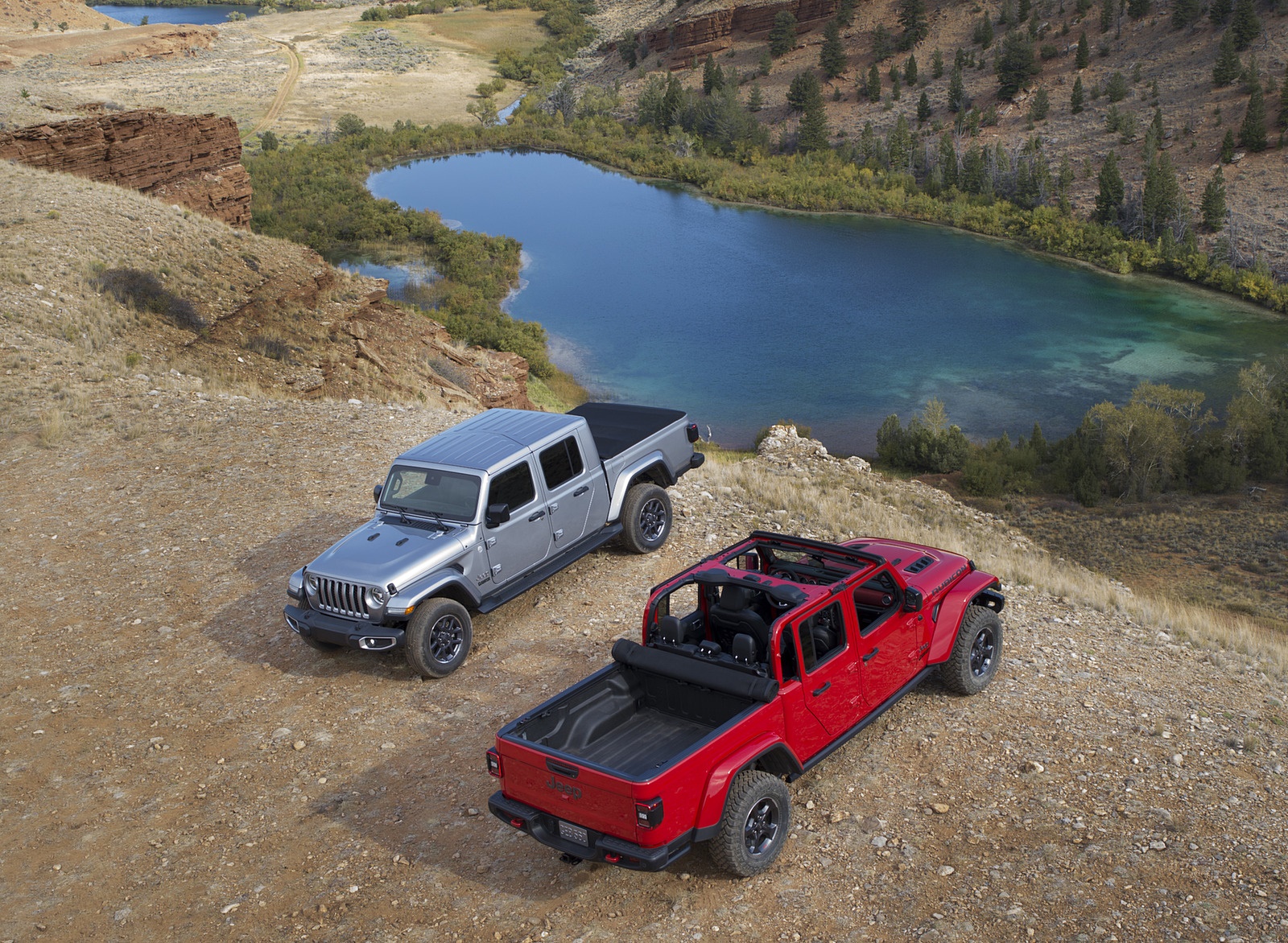 2020 Jeep Gladiator Rubicon and Jeep Gladiator Overland Side Wallpapers #80 of 125
