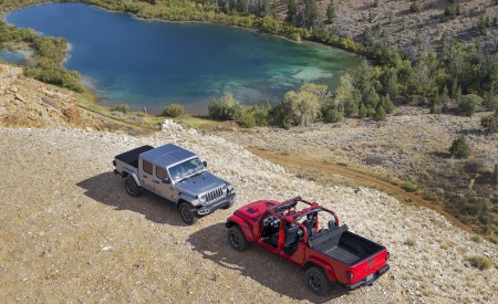 2020 Jeep Gladiator Rubicon and Jeep Gladiator Overland Top Wallpapers 450x275 (81)
