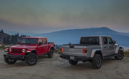 2020 Jeep Gladiator Rubicon and Jeep Gladiator Overland Wallpapers 450x275 (94)