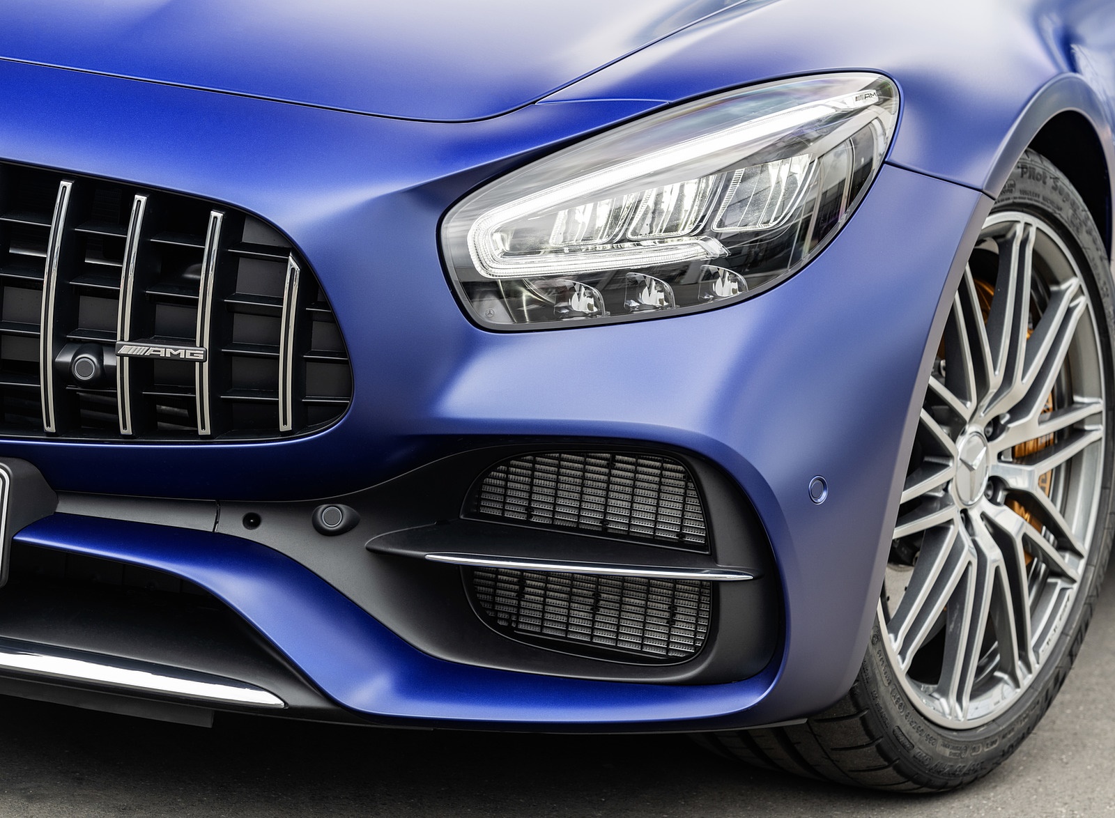2020 Mercedes-AMG GT C Roadster (Color: Brilliant Blue) Headlight Wallpapers #132 of 136