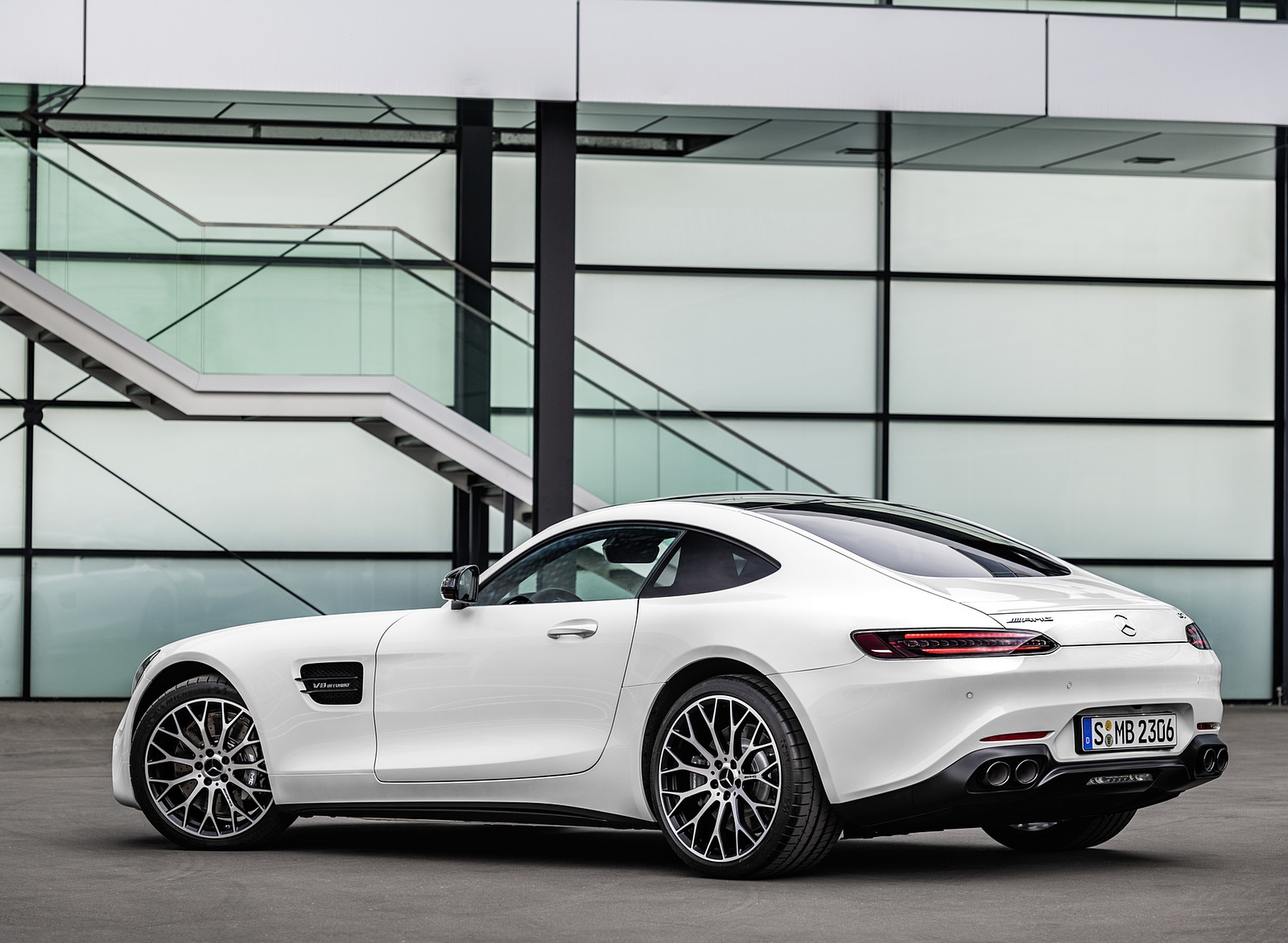 2020 Mercedes-AMG GT (Color: Designo Diamond White Bright) Rear Three-Quarter Wallpapers #107 of 136