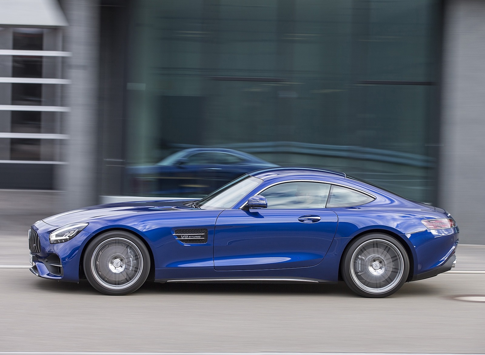 2020 Mercedes-AMG GT Coupe (Color: Brilliant Blue Metallic) Side Wallpapers #74 of 136
